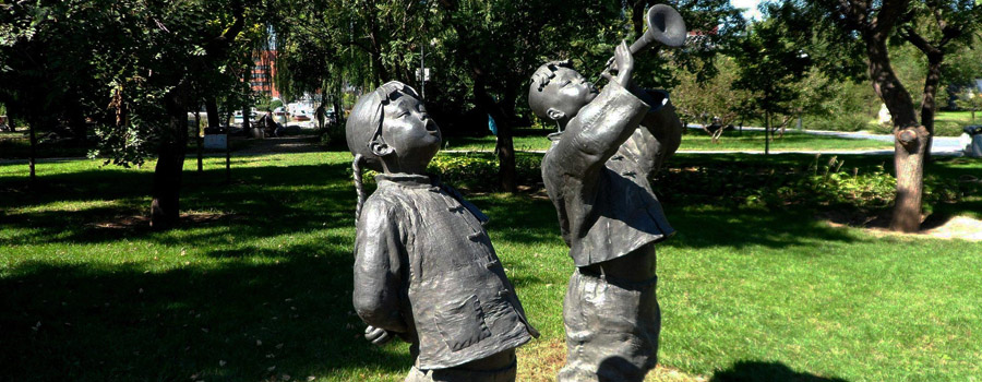 雕塑作品如何通过对比色来实现效果的？